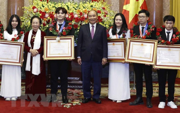 Chủ tịch nước trao Huân chương Lao động tặng học sinh đoạt giải Olympic quốc tế -0