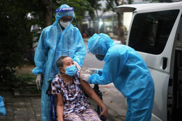Đà Nẵng: Lập điểm tiêm lưu động, đến tại nhà tiêm vaccine cho người cao tuổi -0