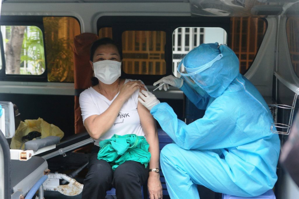 Đà Nẵng: Lập điểm tiêm lưu động, đến tại nhà tiêm vaccine cho người cao tuổi -2