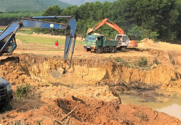 Xử phạt doanh nghiệp khai thác đất lậu trên đồi Nam Sơn -0