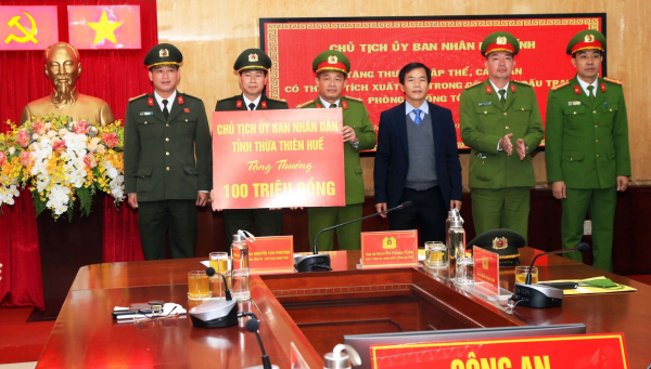 Chủ tịch tỉnh Thừa Thiên-Huế khen thưởng Ban chuyên án phá đường dây làm giả hơn 20.000 tài liệu  -0