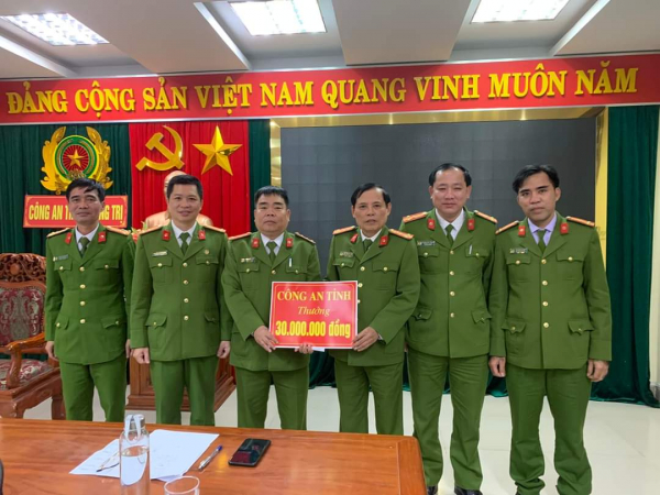 Khen thưởng lực lượng phá vụ án nhóm đối tượng đánh người trong đêm, gây tử vong -0