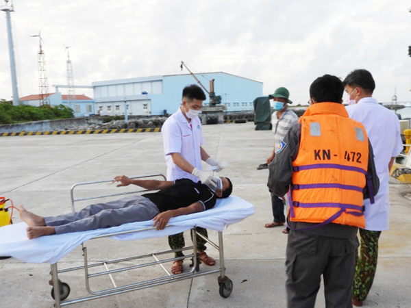 Tàu Kiểm ngư kịp thời chở bệnh nhân về đảo Trường Sa cấp cứu -0
