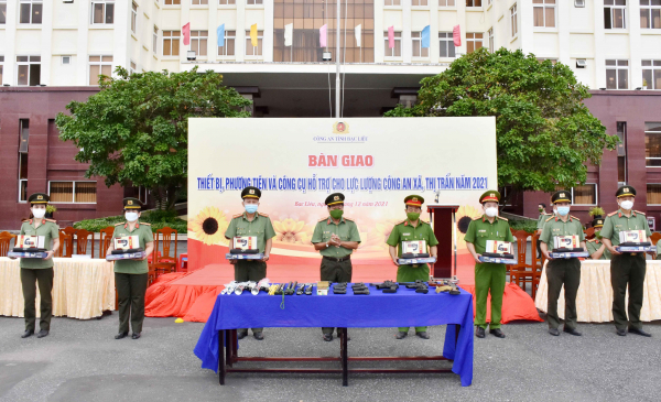 Bàn giao trang thiết bị cho Công an xã, thị trấn -0