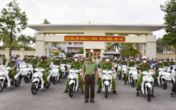 Bàn giao trang thiết bị cho Công an xã, thị trấn -1