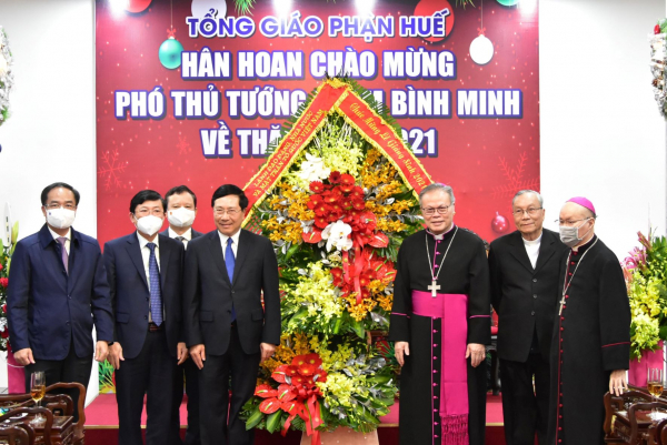 Phó Thủ tướng Thường trực Chính phủ Phạm Bình Minh chúc mừng Giáng sinh tại Thừa Thiên-Huế -0