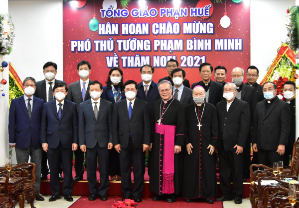 Phó Thủ tướng Thường trực Chính phủ Phạm Bình Minh chúc mừng Giáng sinh tại Thừa Thiên-Huế -0