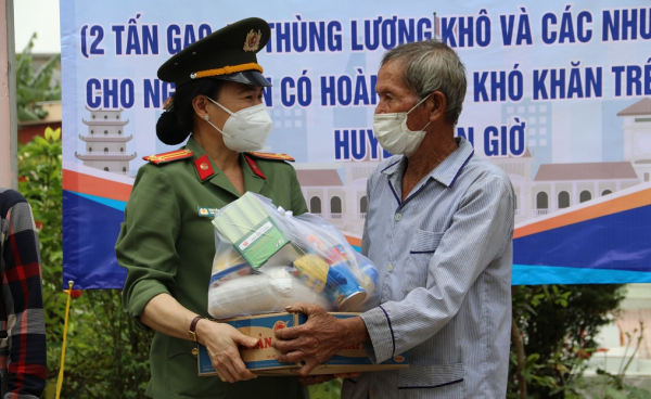HCMC police offer necessities to poor people -0