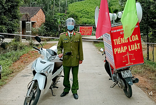 Công an xã xung kích chống dịch -0