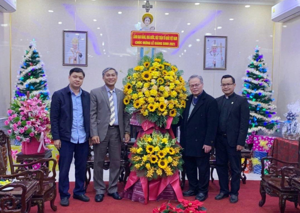 Chủ tịch nước Nguyễn Xuân Phúc gửi lẵng hoa chúc mừng Giáng sinh đến Tòa Tổng Giám mục Giáo phận Huế -0