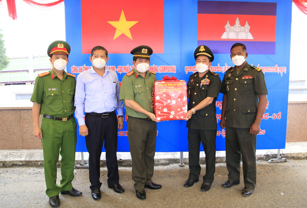 Công an tỉnh An Giang hỗ trợ công tác phòng, chống dịch COVID-19 lực lượng chức năng Campuchia -0