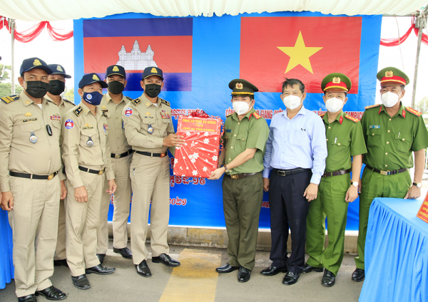 Công an tỉnh An Giang hỗ trợ công tác phòng, chống dịch COVID-19 lực lượng chức năng Campuchia -2