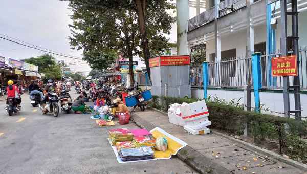 Nguy cơ lây lan dịch COVID-19 từ việc tụ tập buôn bán tự phát trước chợ Thương mại Quảng Nam -0