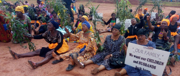 một nhóm phụ nữ có người nhà là nạn nhân của lính chính phủ tập trung biểu tình ngồi.jpg -0