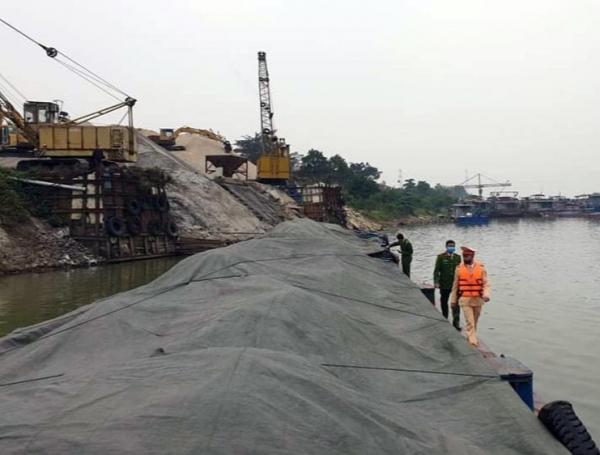 Phát hiện tàu vận chuyển 700 tấn than xỉ không giấy tờ trên sông Thương -0
