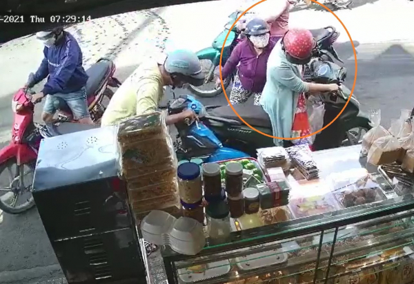 Dàn cảnh trộm Iphone 11 Pro Max của cô gái trước tiệm bánh kem -0
