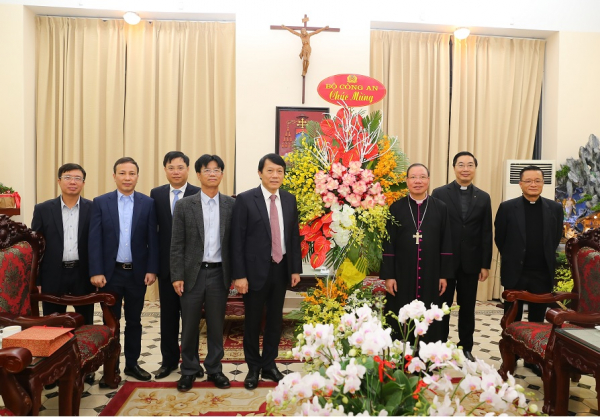 Deputy Minister Luong Tam Quang visits Hanoi Diocese -0