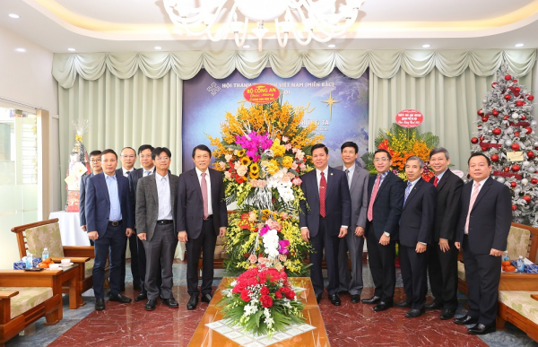 Deputy Minister Luong Tam Quang visits Hanoi Diocese -0