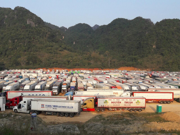 Lạng Sơn giảm phí, cấp nước và mì cho tài xế đang “mắc kẹt” tại cửa khẩu -0