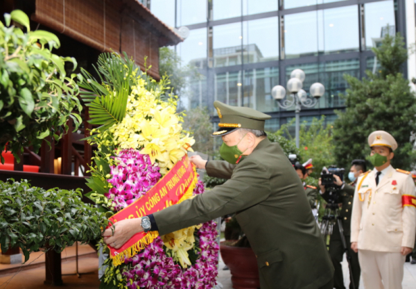 MPS leaders pay tribute to President Ho Chi Minh -0