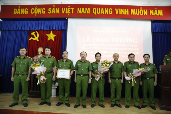 Khen thưởng lực lượng bắt giữ kẻ cướp 450 triệu tại ngân hàng ở Bình Dương -0