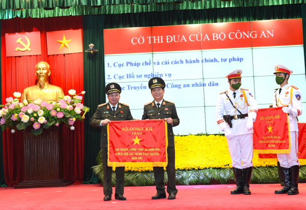 Lãnh đạo Bộ Công an trao danh hiệu thi đua tặng Công an các đơn vị, địa phương -0