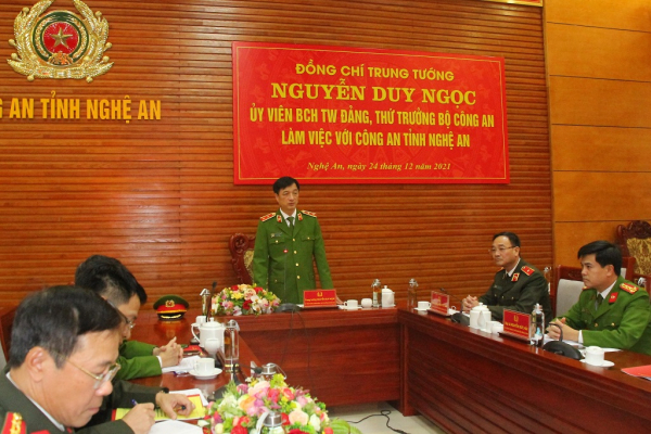 Deputy Minister Nguyen Duy Ngoc works with Nghe An police -0