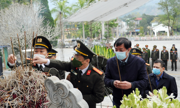 Đoàn Công tác Bộ Công an viếng Nghĩa trang Liệt sĩ Quốc gia Vị Xuyên -1