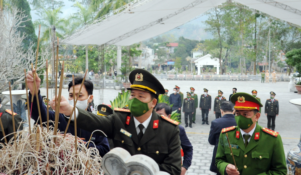 Đoàn Công tác Bộ Công an viếng Nghĩa trang Liệt sĩ Quốc gia Vị Xuyên -2