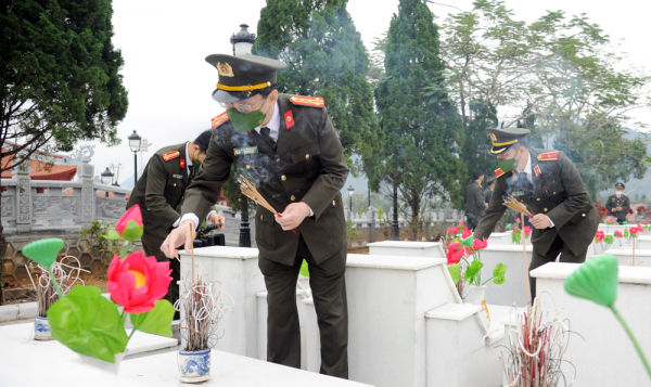 Đoàn Công tác Bộ Công an viếng Nghĩa trang Liệt sĩ Quốc gia Vị Xuyên -2