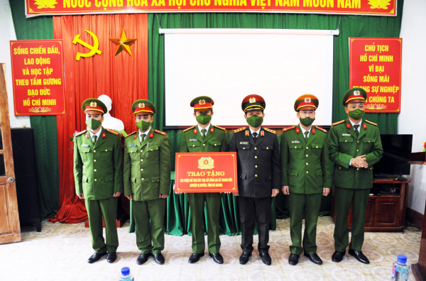 Lãnh đạo Bộ Công an thăm, tặng quà cho Công an các xã biên giới tỉnh Hà Giang -1