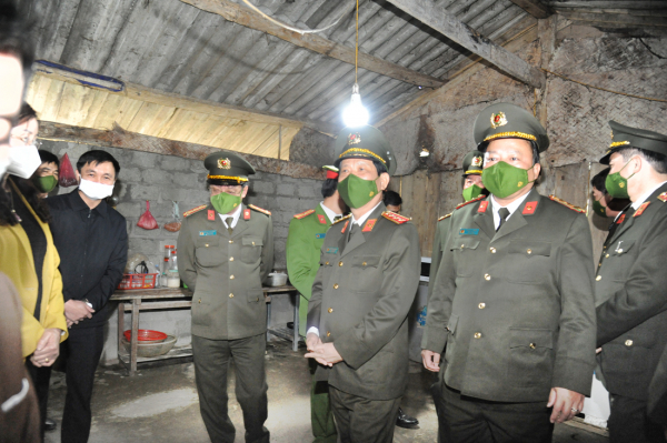 Lãnh đạo Bộ Công an thăm, tặng quà cho Công an các xã biên giới tỉnh Hà Giang -1