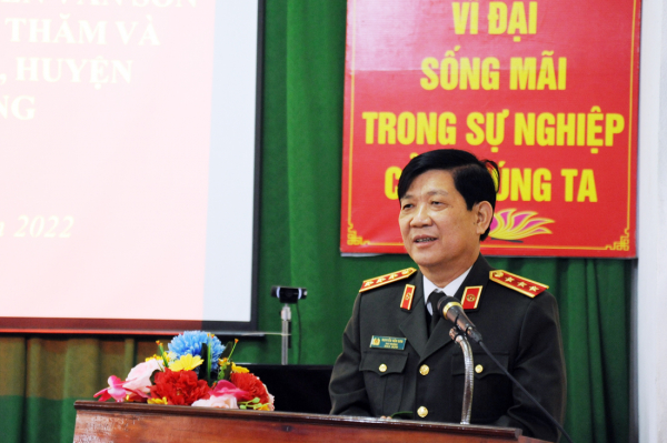 Lãnh đạo Bộ Công an thăm, tặng quà cho Công an các xã biên giới tỉnh Hà Giang -0