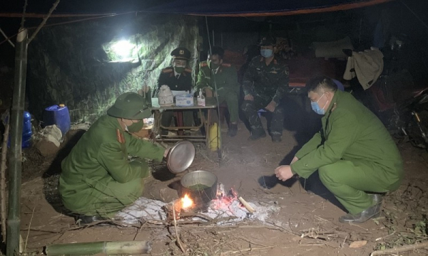 Local police in Son La brave difficulties while guarding at medical checkpoints on high mounts -0