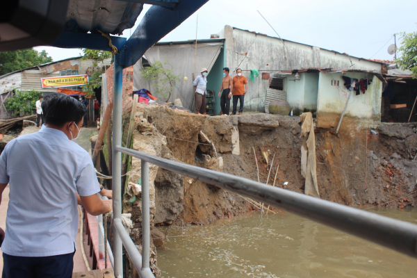 Sạt lở bờ sông Đồng Nai, nhiều tài sản người dân chìm theo dòng nước  -0