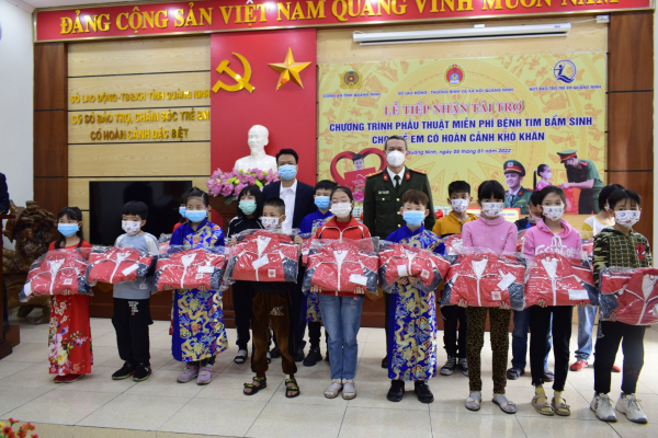 Công an tỉnh Quảng Ninh ủng hộ 407 triệu đồng chương trình “Trái tim cho em” -0