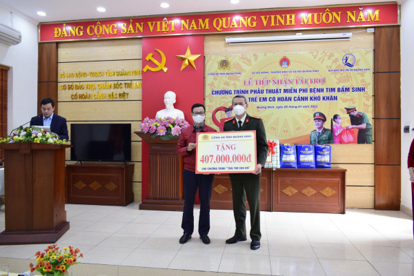 Công an tỉnh Quảng Ninh ủng hộ 407 triệu đồng chương trình “Trái tim cho em” -0