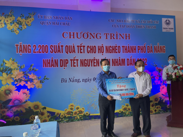 Trao 5.400 phần quà trị giá 2,7 tỉ đồng cho cho các hộ gia đình khó khăn ở Đà Nẵng và Quảng Ngãi -0