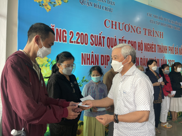 Trao 5.400 phần quà trị giá 2,7 tỉ đồng cho cho các hộ gia đình khó khăn ở Đà Nẵng và Quảng Ngãi -2