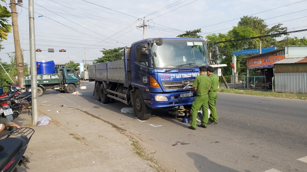 Xe tải va chạm xe đạp điện trên QL50, một phụ nữ tử vong -1