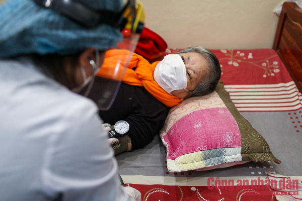 Hà Nội: Khẩn trương tiêm vaccine cho người già tại nhà -1