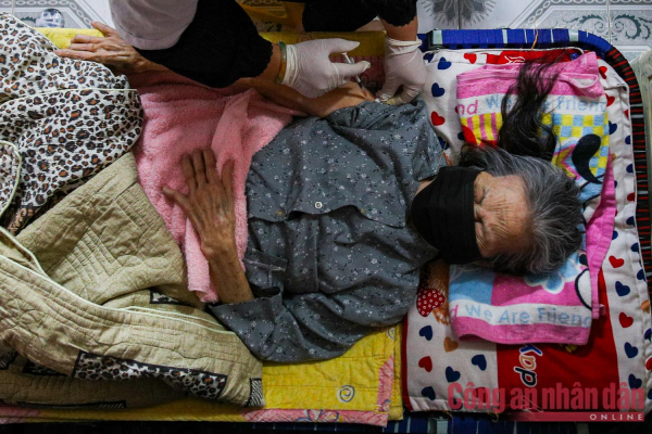 Hà Nội: Khẩn trương tiêm vaccine cho người già tại nhà -4