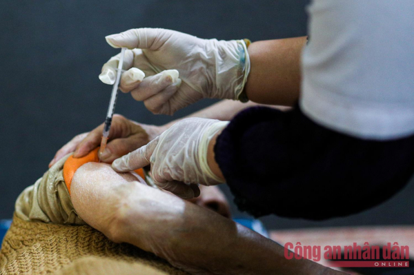 Hà Nội: Khẩn trương tiêm vaccine cho người già tại nhà -5