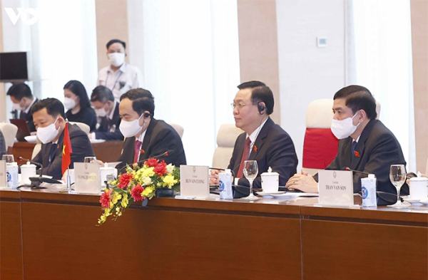 Chủ tịch Quốc hội Vương Đình Huệ hội kiến với Thủ tướng Lào Phankham Viphavanh -0