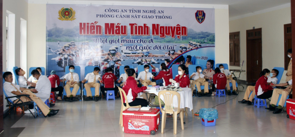 Hơn 100 CSGT Công an Nghệ An hiến máu tình nguyện -0