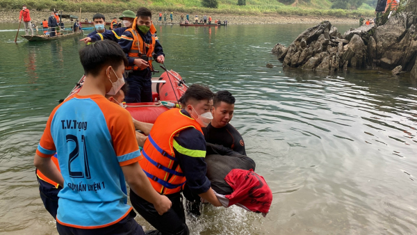 Huy động lực lượng tìm kiếm 3 nạn nhân đuối nước trên sông Mã -0