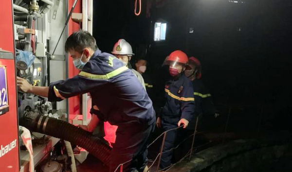 Cảnh sát PCCC Hà Nội kịp thời cứu người mắc kẹt trong đám cháy lớn -0
