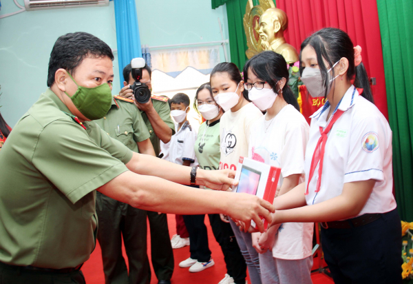 Báo CAND trao 30 máy tính bảng tặng con CBCS dân tộc Khmer  -1