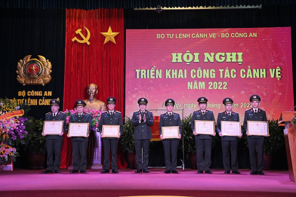 Senior Lieutenant General Luong Tam Quang attends year-end meeting of security guard force -1