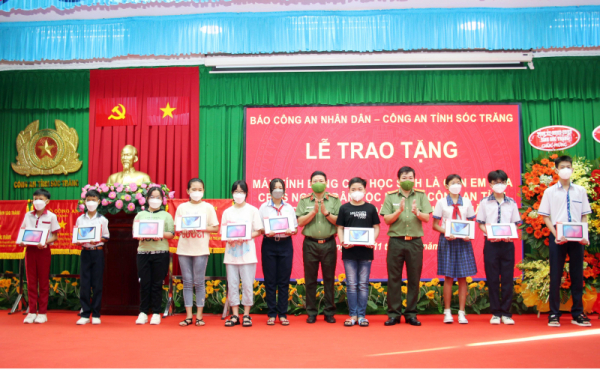 CAND Newspaper presents tablets to children of ethnic minority police officers in Soc Trang -0